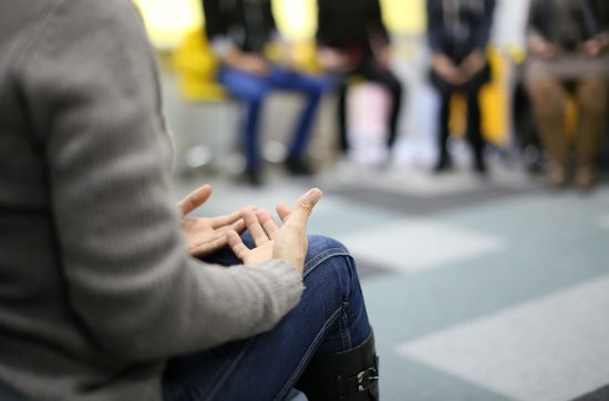 Psikolojik danışma grubu, katılımcıların güvenli bir ortamda duygu, düşünce, beklenti ve deneyimlerini paylaştıkları bir topluluktur.
